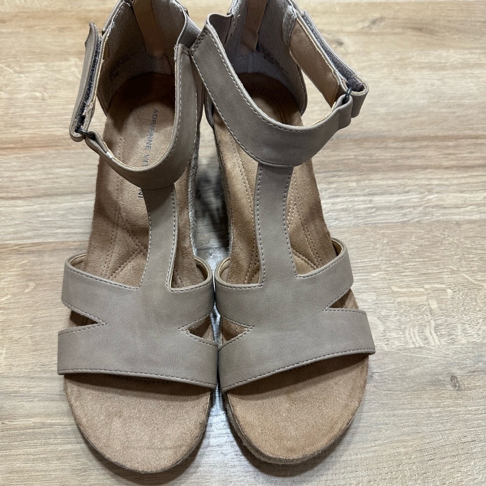 Adrienne Vittadini T Strap Open Toe Zip Back Wedge Sandals NWOT Summer